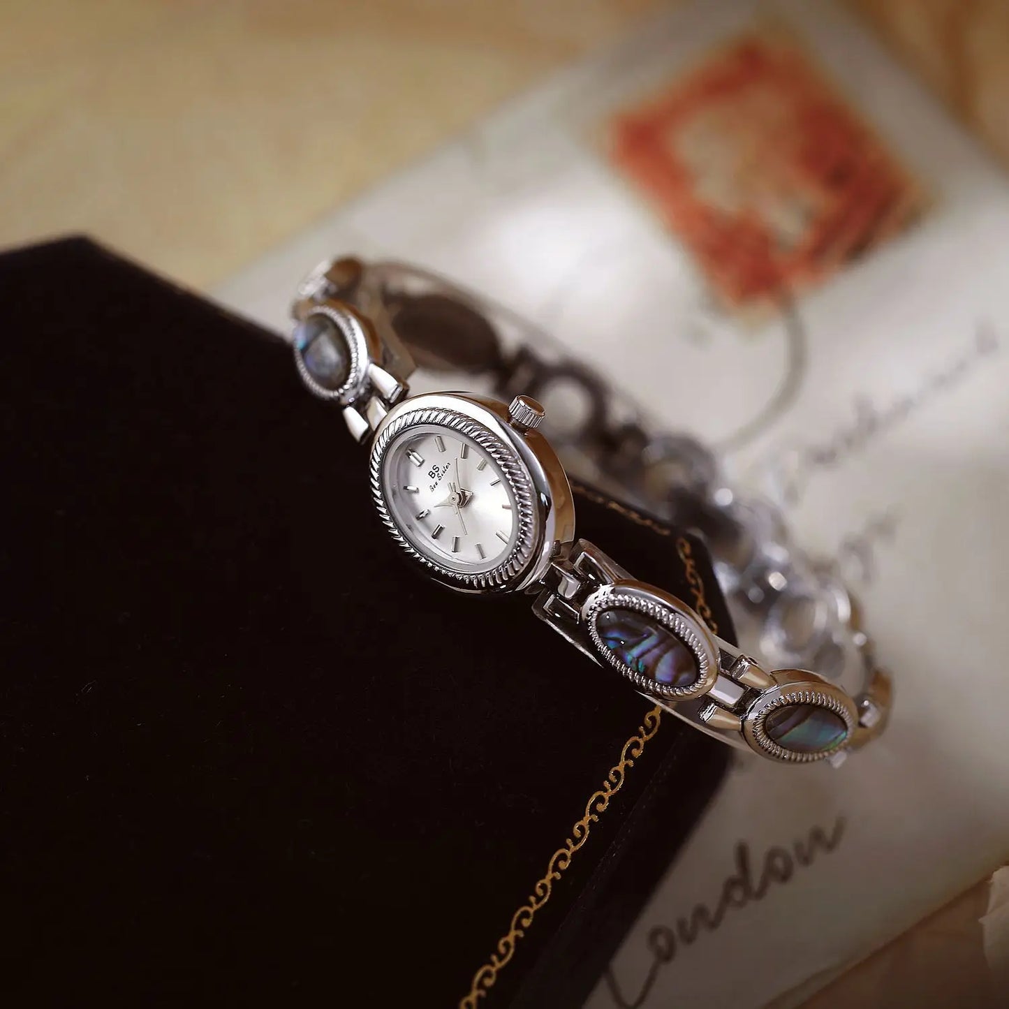 Montre Quartz Femme Bracelet Élégant — Boîtier Ovale 24 mm, Acier Inoxydable, Verre Hardlex, 3 ATM, 16 Coloris | TechNova X